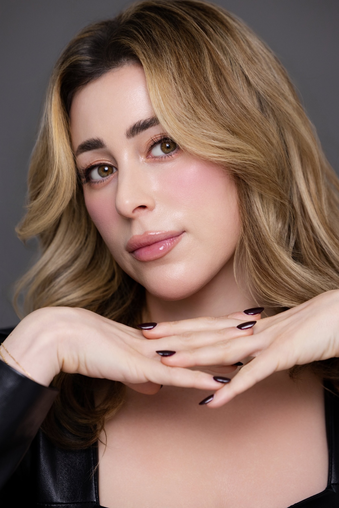 Soft waves, hands at chin